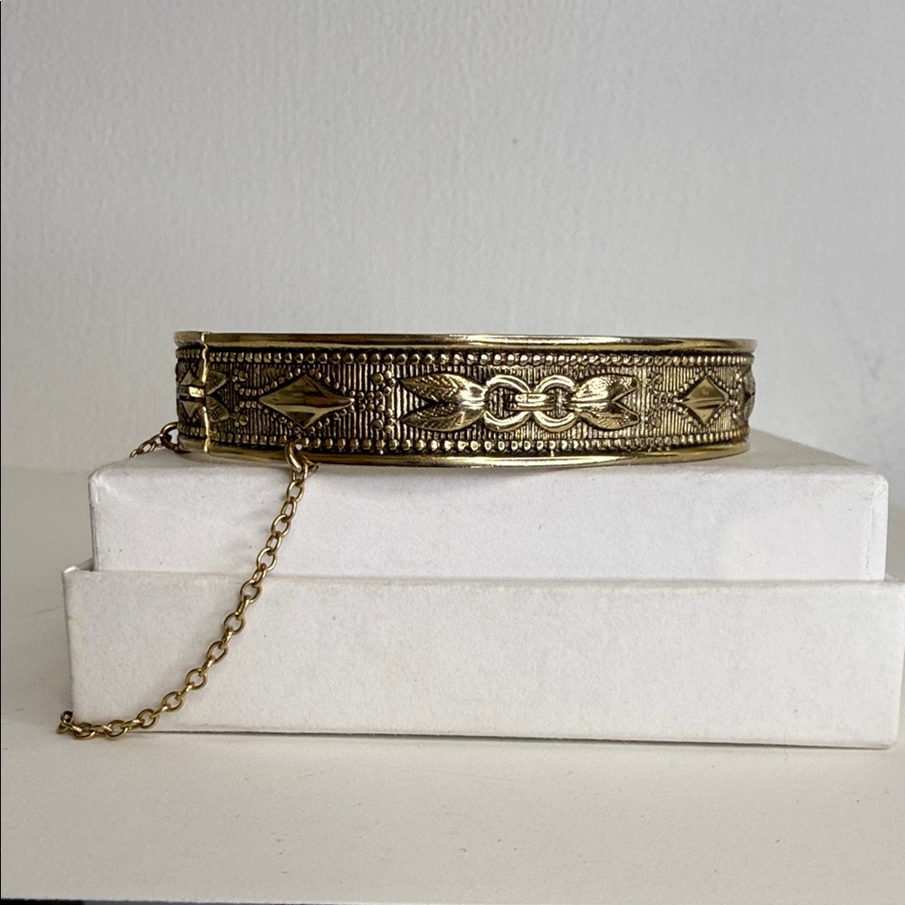 Vintage Whiting & Davis Hinged Gold Tone Bangle w Safety Chain